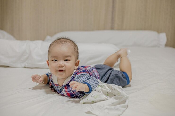 tummy time bayi, stimulasi motorik bayi, milestone bayi 1 bulan, perkembangan bayi 6 bulan, tummy time 3 bulan, cara tummy time yang benar, bayi tengkurap, latihan bayi angkat kepala, tips tummy time
